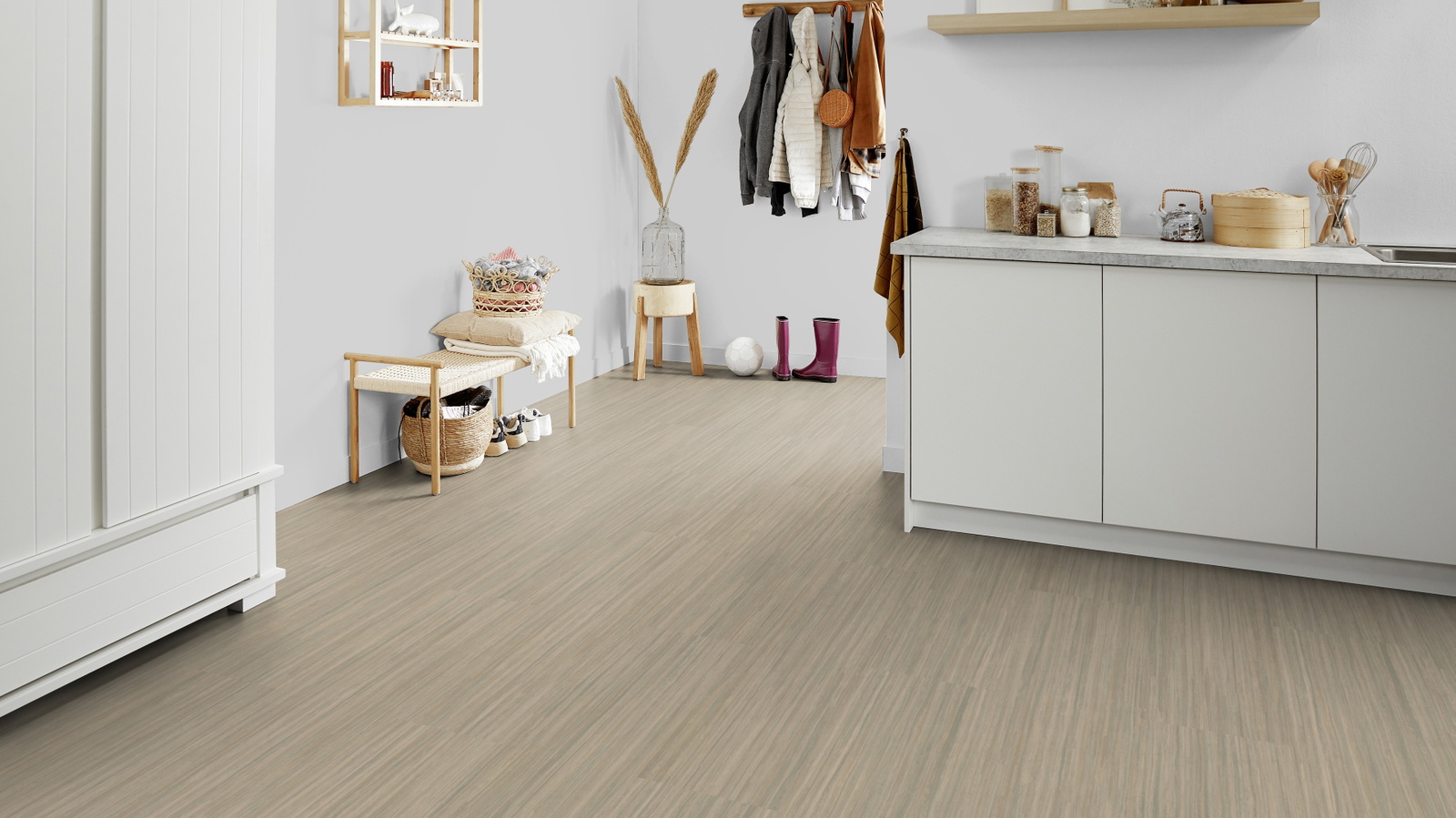 Milieubild Kompakte Küchenzeile im offenen Wohnbereich - Forbo Flooring Marmoleum Modular Linear Bleached Gold Milieubild Kompakte Küchenzeile im offenen Wohnbereich - Forbo Flooring 253741