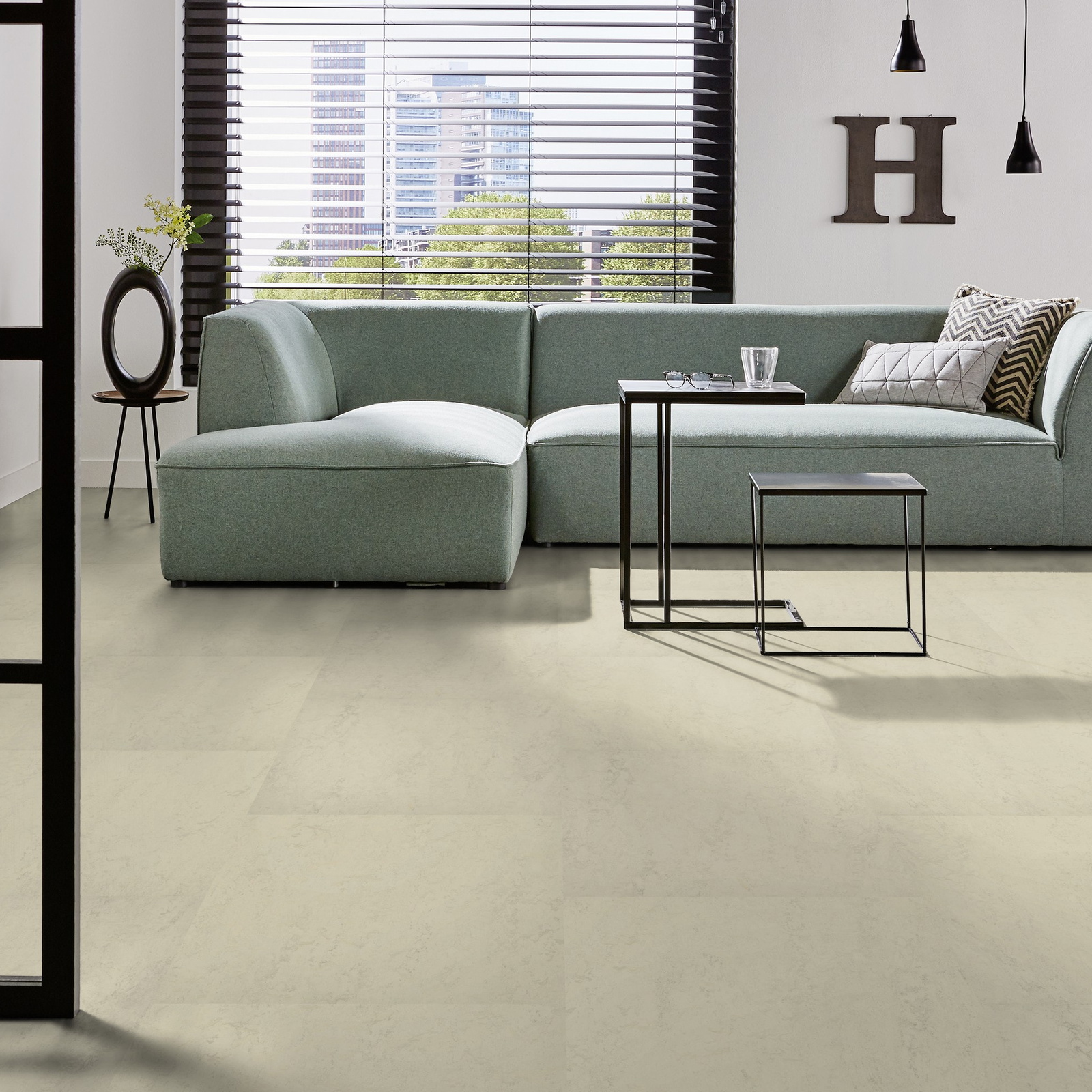 Milieubild Modernes Wohnzimmer mit mintgrünem Sofa - Forbo Flooring Marmoleum Modular Neutral Pluto Milieubild Modernes Wohnzimmer mit mintgrünem Sofa - Forbo Flooring 255288