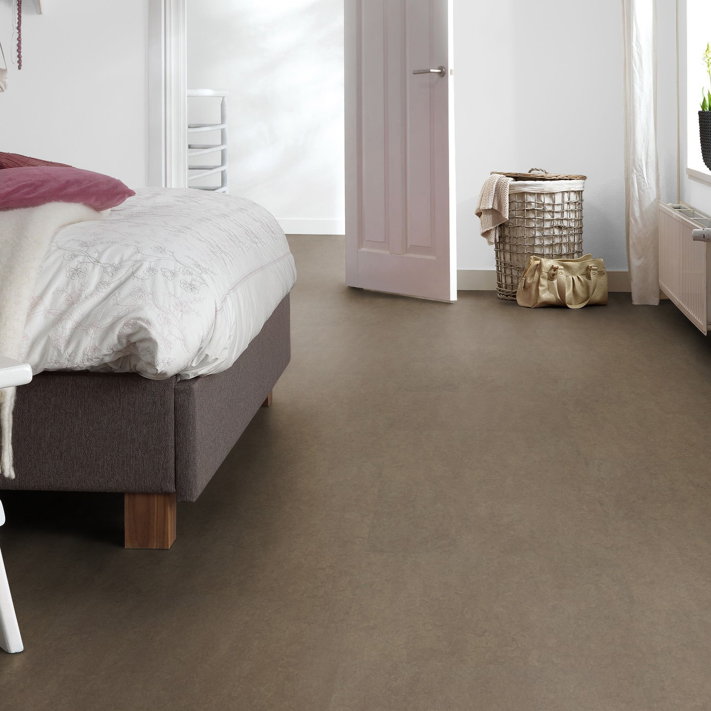 Milieubild Schlafzimmer mit Hocker - Forbo Flooring 255285