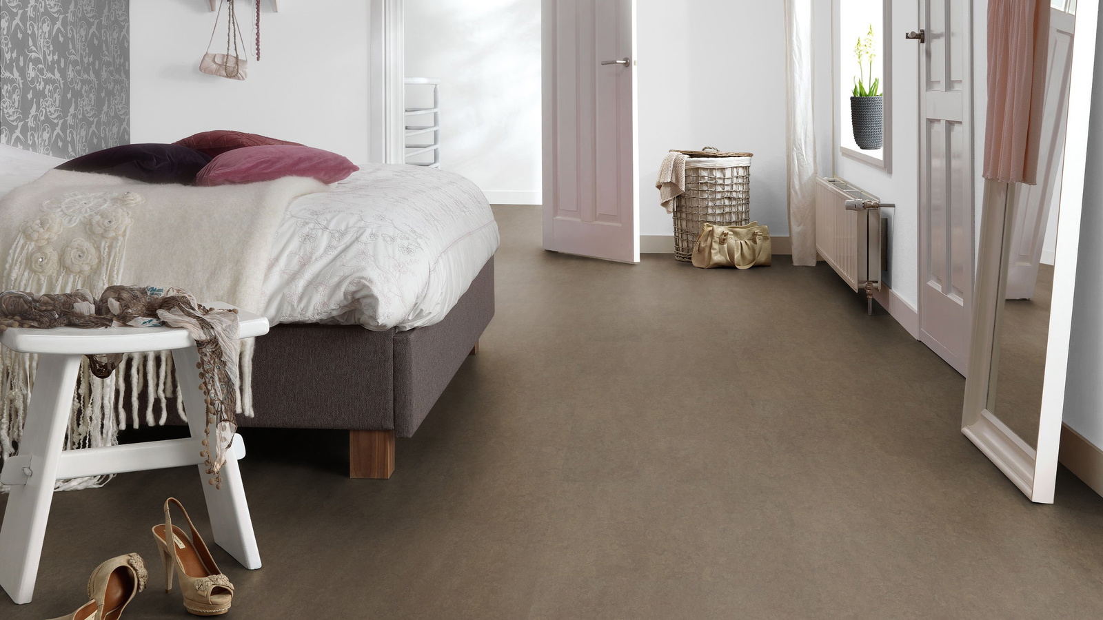 Milieubild Schlafzimmer mit Hocker - Forbo Flooring Marmoleum Modular Neutral Clay Milieubild Schlafzimmer mit Hocker - Forbo Flooring 255285
