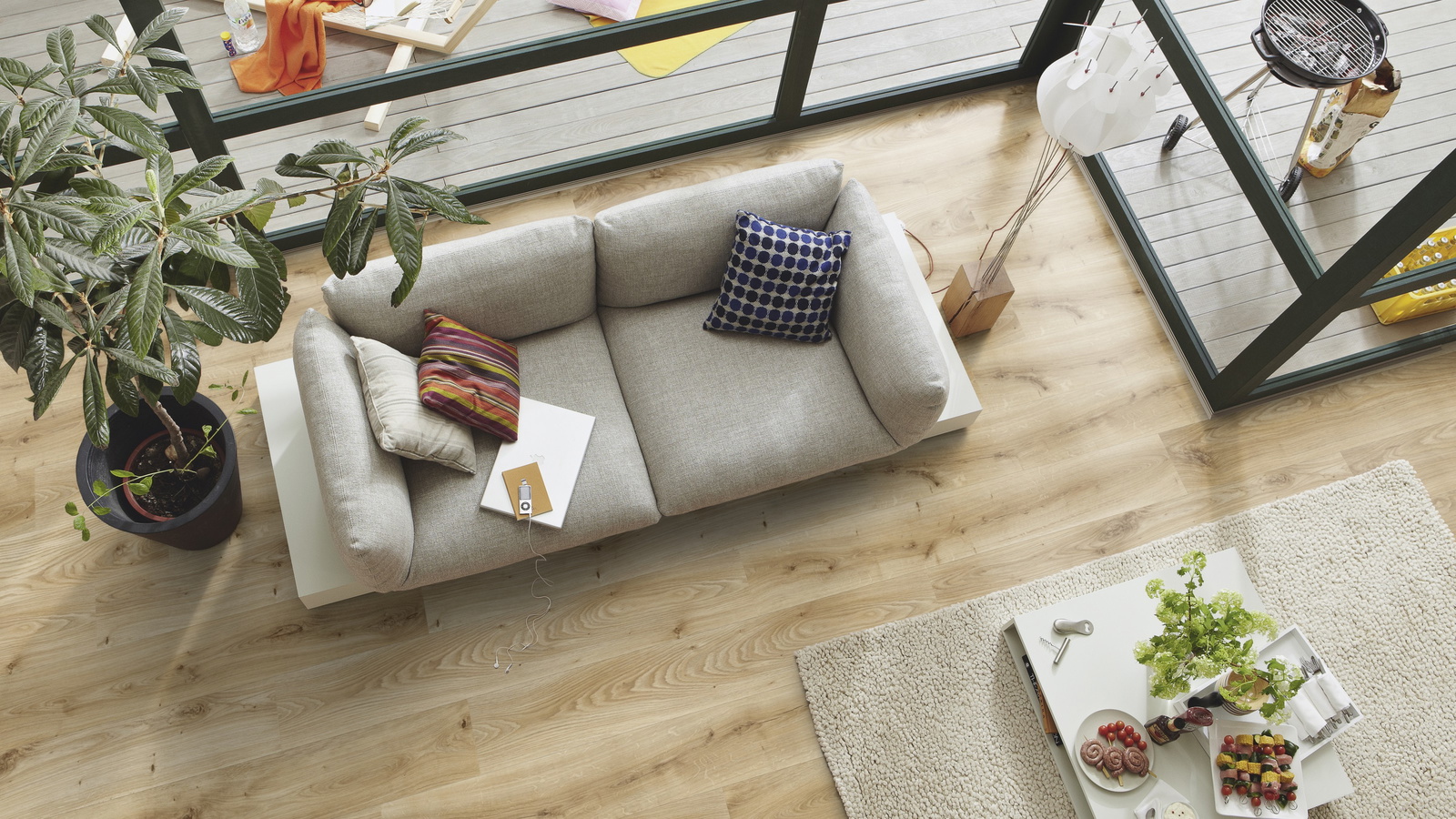 Milieubild Wohnzimmer im Wintergarten - Blick von oben - MEISTER Laminat LD 55 Eiche East Coast Milieubild Wohnzimmer im Wintergarten - Blick von oben - MEISTER 600015-1288198-06682