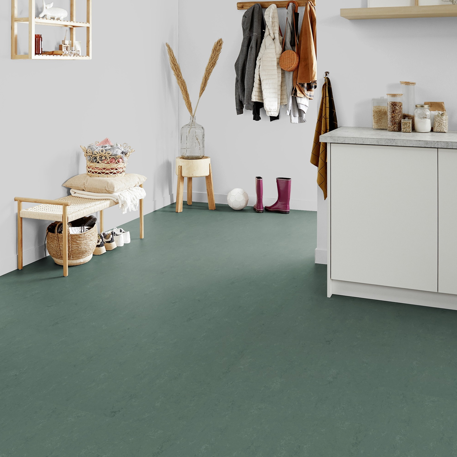 Milieubild Kompakte Küchenzeile im offenen Wohnbereich - Forbo Flooring Marmoleum Modular Accent Taiga Milieubild Kompakte Küchenzeile im offenen Wohnbereich - Forbo Flooring 255336