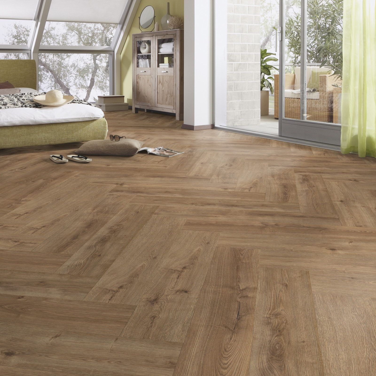 Milieubild Schlafzimmer im modernen Dachgeschoss - MEISTER Laminat LS 350 Eiche Bernstein Milieubild Schlafzimmer im modernen Dachgeschoss - MEISTER 600001-0840168-07002