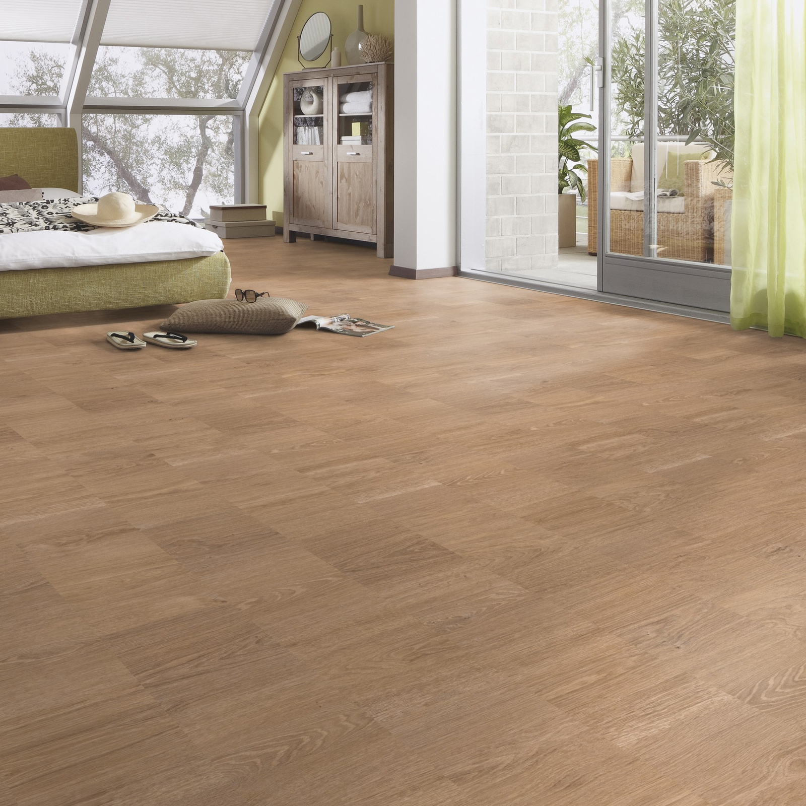 Milieubild Schlafzimmer im modernen Dachgeschoss - MEISTER Laminat LC 55 Crosswood Milieubild Schlafzimmer im modernen Dachgeschoss - MEISTER 600012-1288198-07135