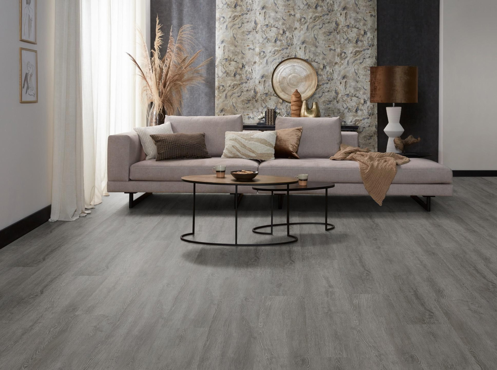 Milieubild Modernes, freundliches Wohnzimmer mit Sofa und Wandtapete - nexflor NXF-10030-005