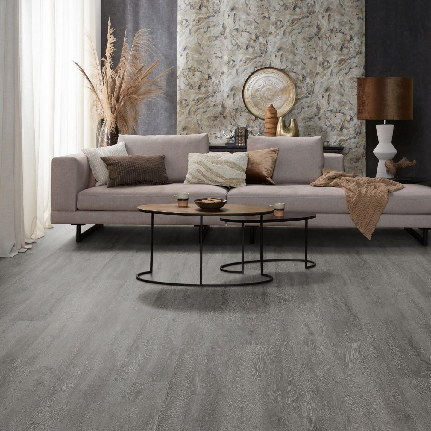 Milieubild Modernes, freundliches Wohnzimmer mit Sofa und Wandtapete - nexflor NXF-10030-005