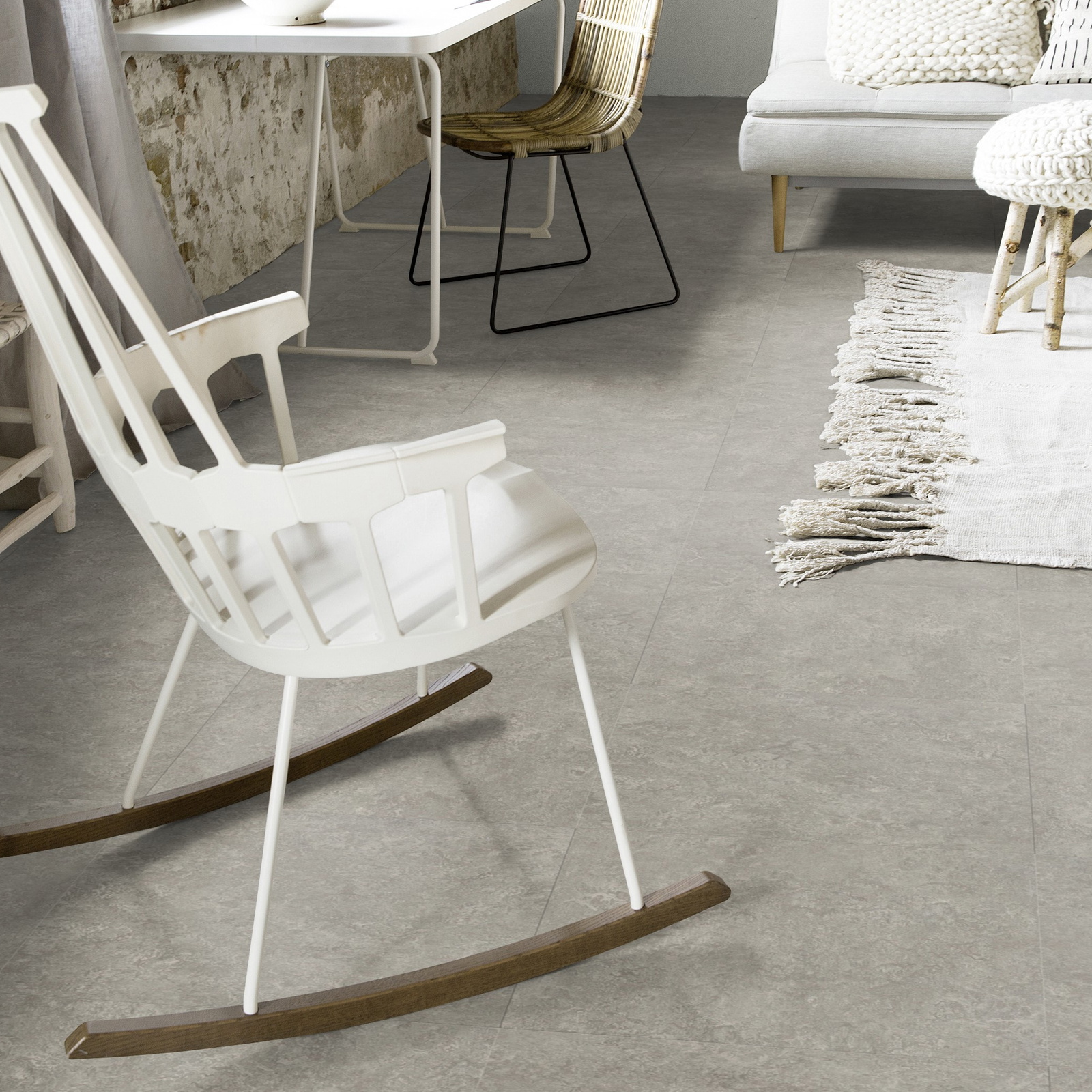 Milieubild Wohnzimmer mit Schaukelstuhl im skandinavischen Stil - Forbo Flooring 156519