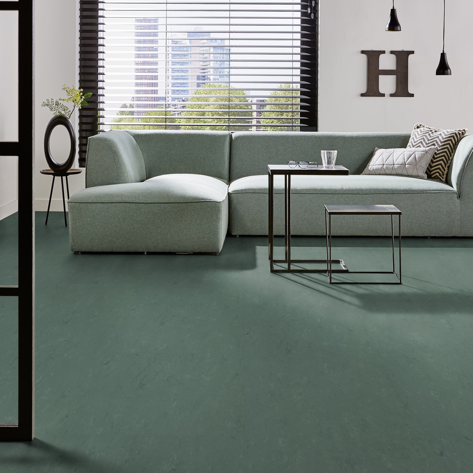 Milieubild Modernes Wohnzimmer mit mintgrünem Sofa - Forbo Flooring Marmoleum Modular Accent Taiga Milieubild Modernes Wohnzimmer mit mintgrünem Sofa - Forbo Flooring 255336