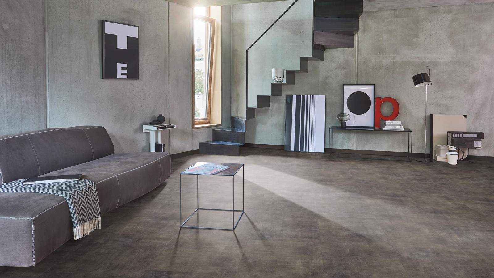 Milieubild Wohnzimmer im modernen Loft-Stil - Parador Klebe-Vinyl Trendtime 5 Dryback Mineral black Milieubild Wohnzimmer im modernen Loft-Stil - Parador 1750854