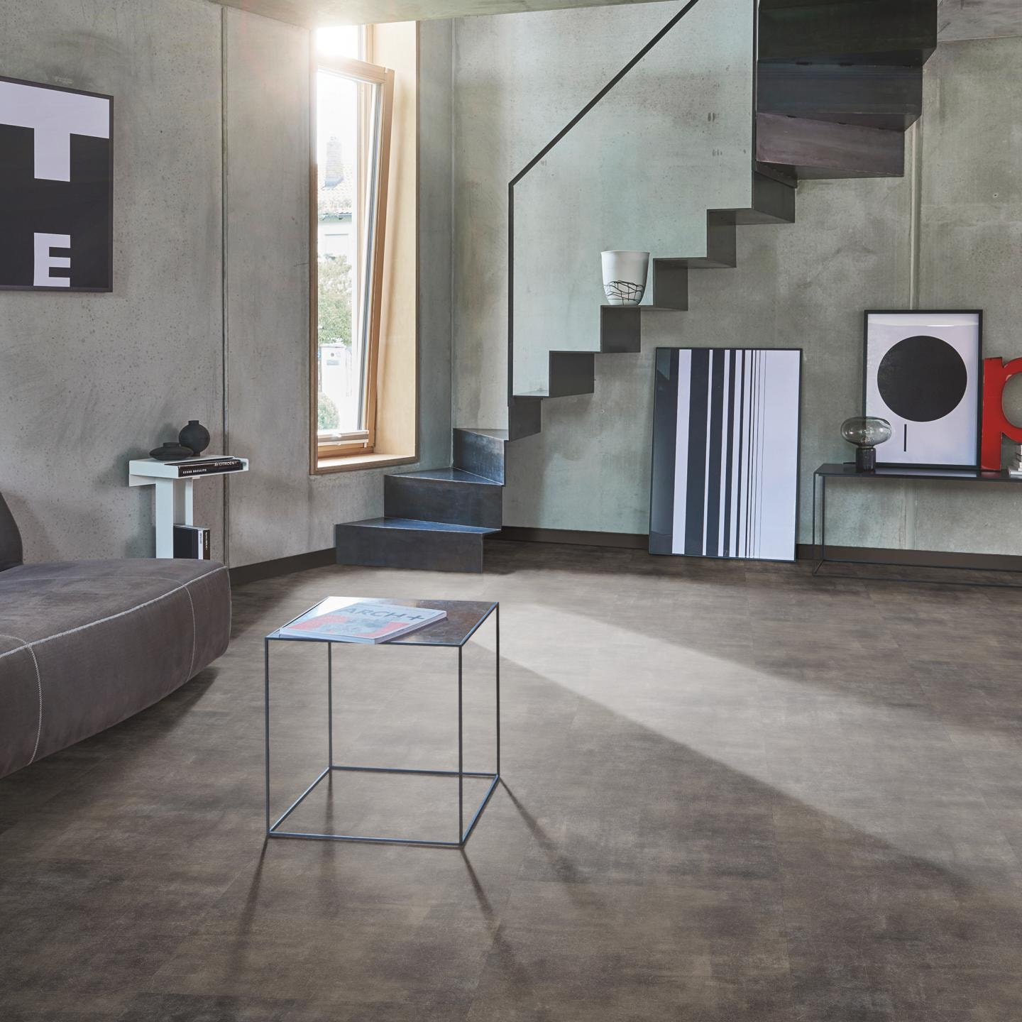 Milieubild Wohnzimmer im modernen Loft-Stil - Parador Klebe-Vinyl Trendtime 5 Dryback Mineral black Milieubild Wohnzimmer im modernen Loft-Stil - Parador 1750854