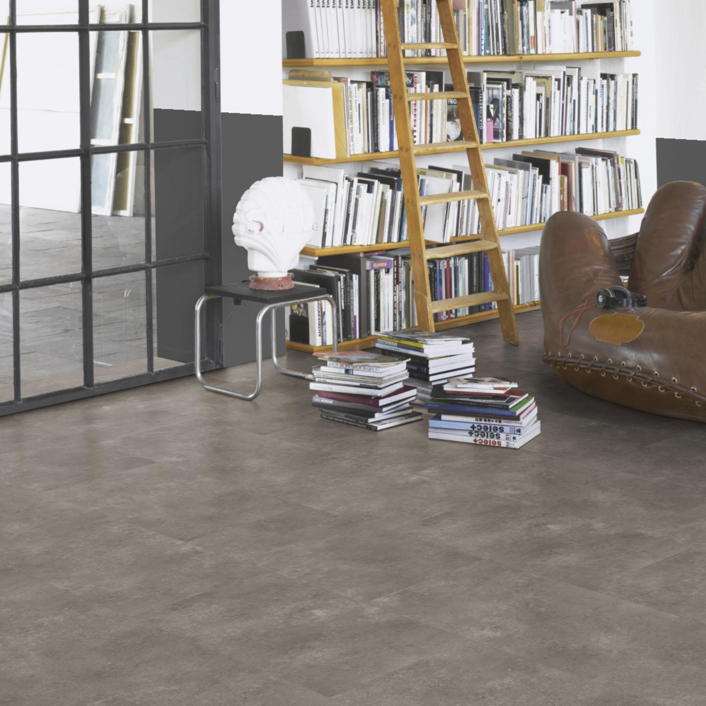 Milieubild Modernes Wohnzimmer mit Atelier - Parador Klebe-Vinyl Trendtime 5 Dryback Stein Trafalgar dunkelgrau Milieubild Modernes Wohnzimmer mit Atelier - Parador 1750857