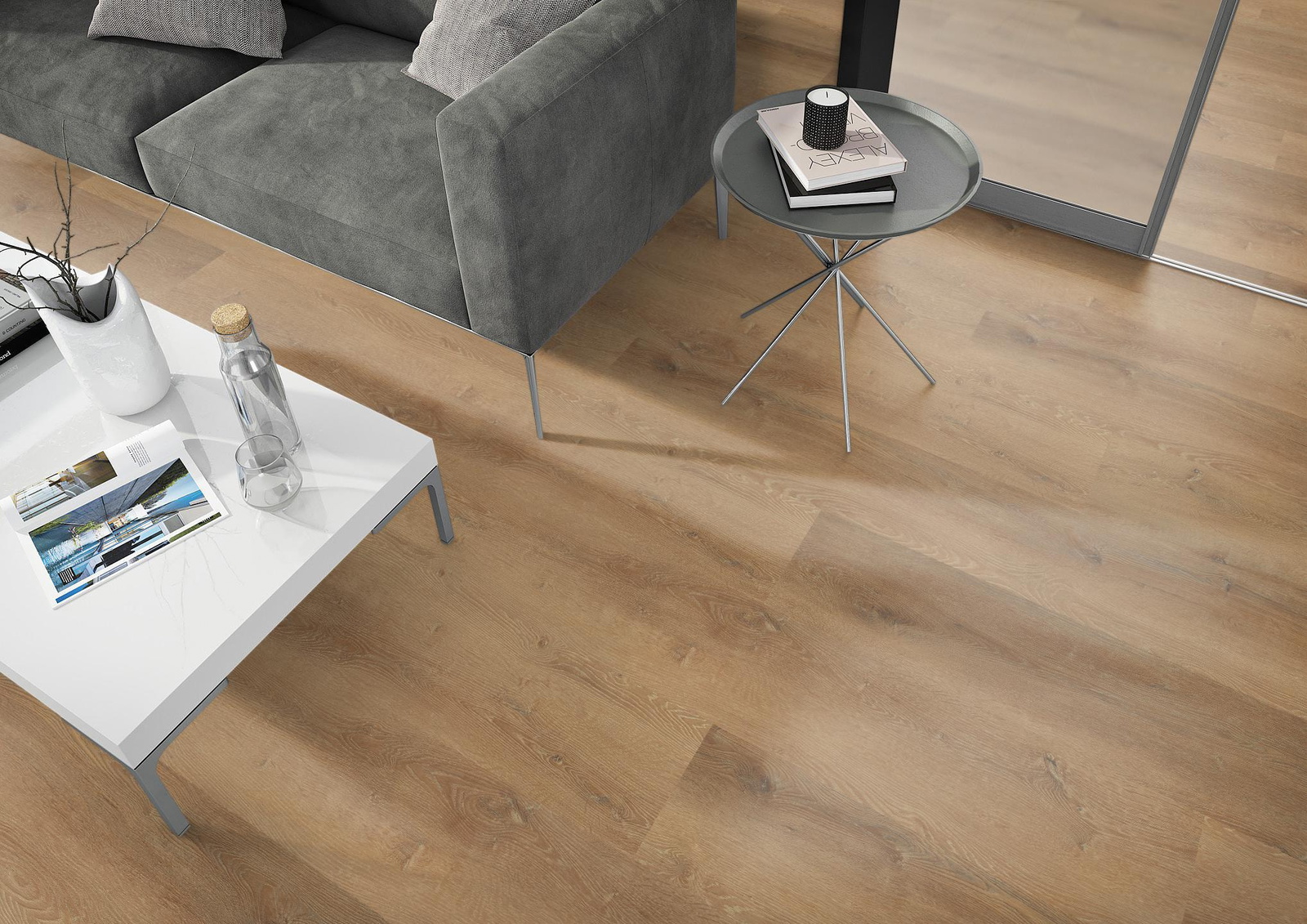 Milieubild Wohnzimmer - Sofa mit Beistelltisch und Glastür - nexflor Rigid Klick-Vinyl Helios Click Collection Pylos Oak Milieubild Wohnzimmer - Sofa mit Beistelltisch und Glastür - nexflor NXF-20030-008