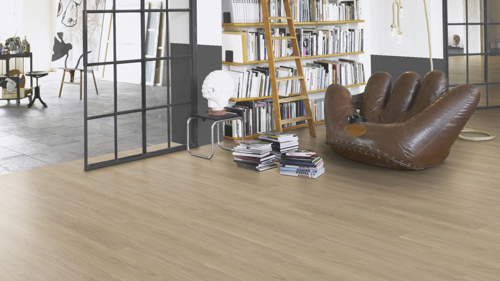 Milieubild Modernes Wohnzimmer mit Atelier - Parador Klebe-Vinyl Classic 2025 Eiche Oxford geschliffen Milieubild Modernes Wohnzimmer mit Atelier - Parador 1748867