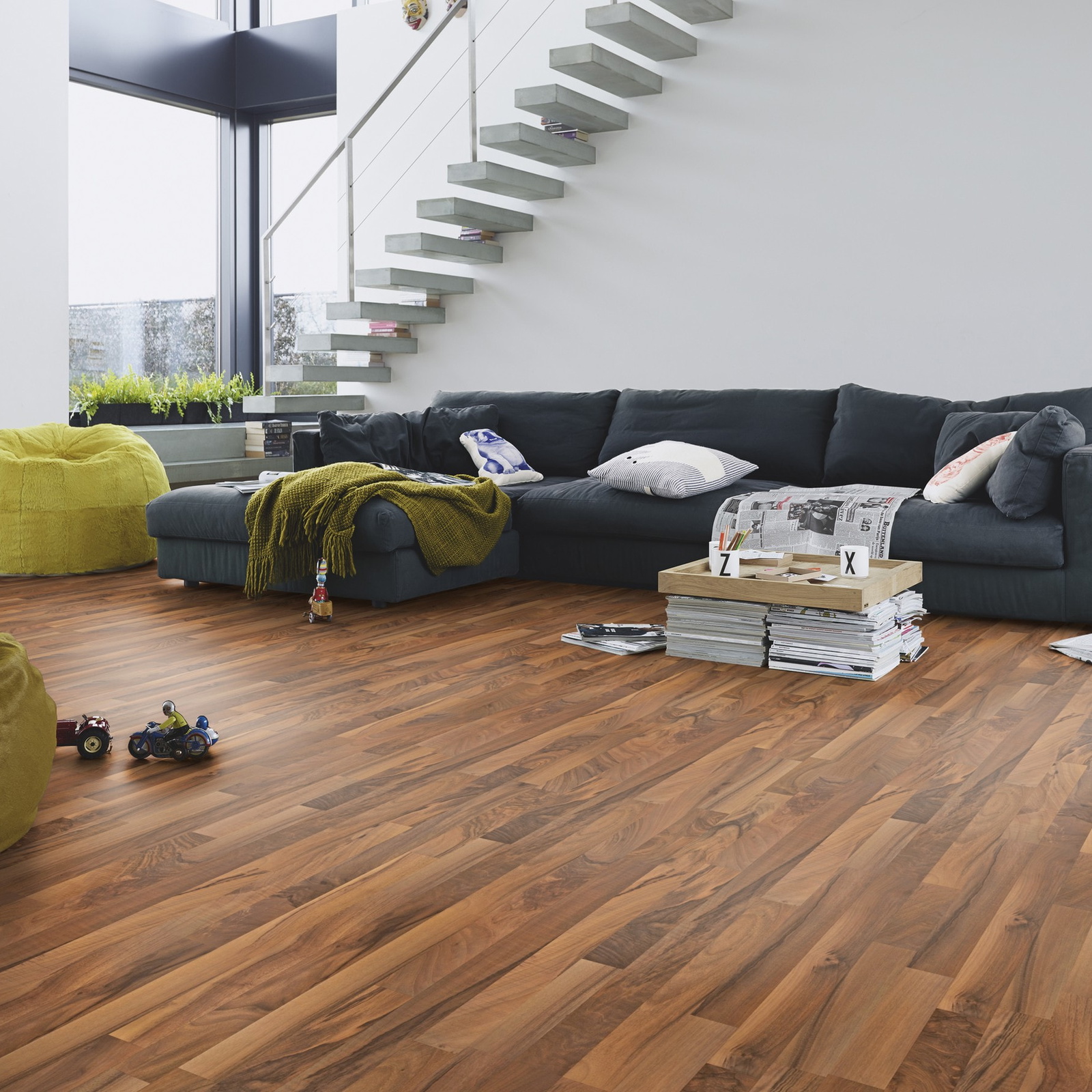 Milieubild Modernes Wohnzimmer mit Kamin - MEISTER Laminat LC 55 Nussbaum Milieubild Modernes Wohnzimmer mit Kamin - MEISTER 600012-1288198-00211