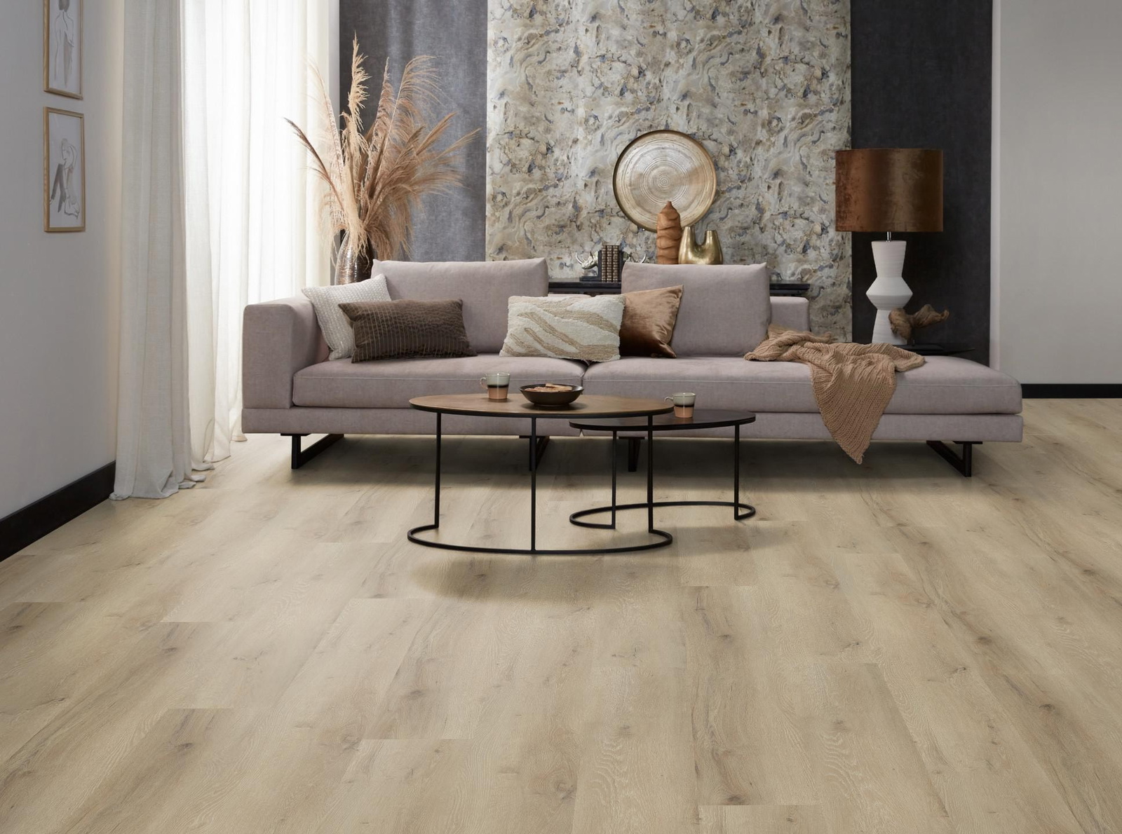 Milieubild Modernes, freundliches Wohnzimmer mit Sofa und Wandtapete - nexflor NXF-10030-007