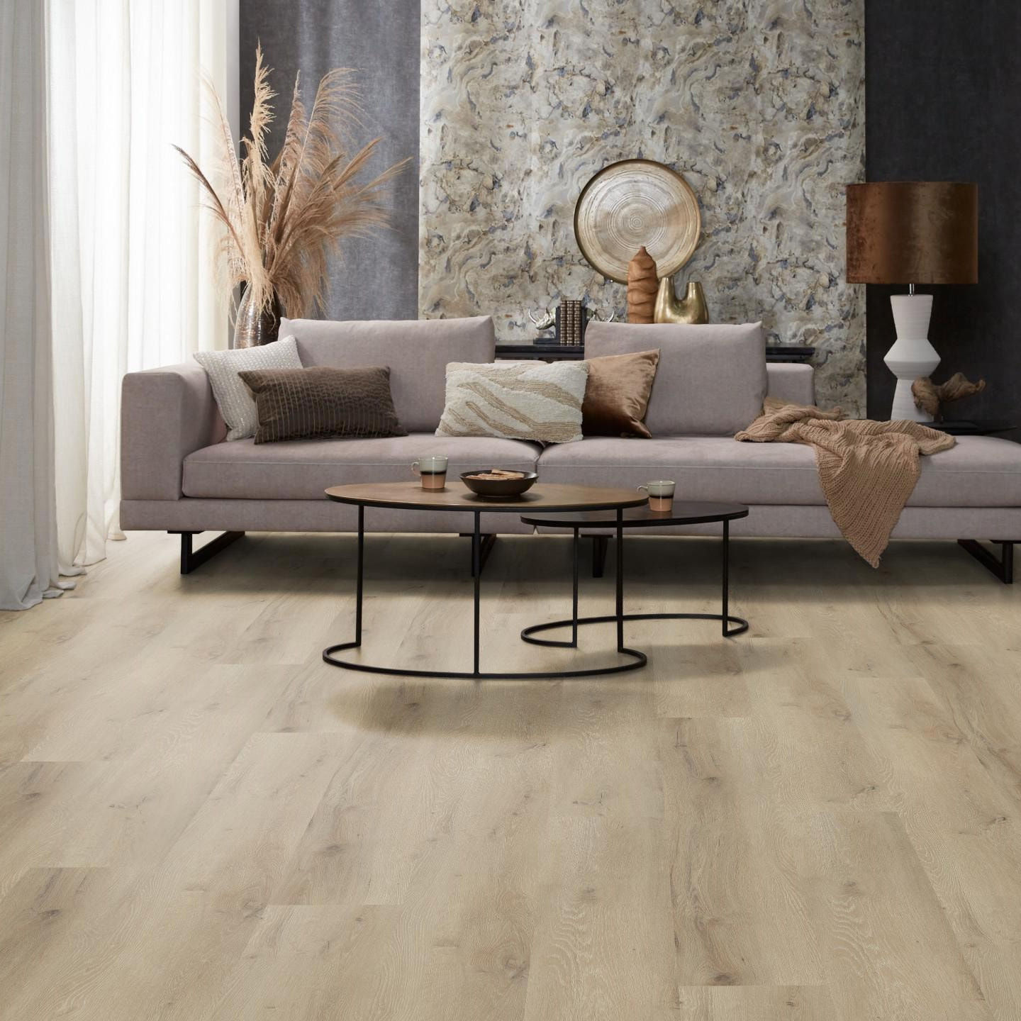 Milieubild Modernes, freundliches Wohnzimmer mit Sofa und Wandtapete - nexflor NXF-10030-007