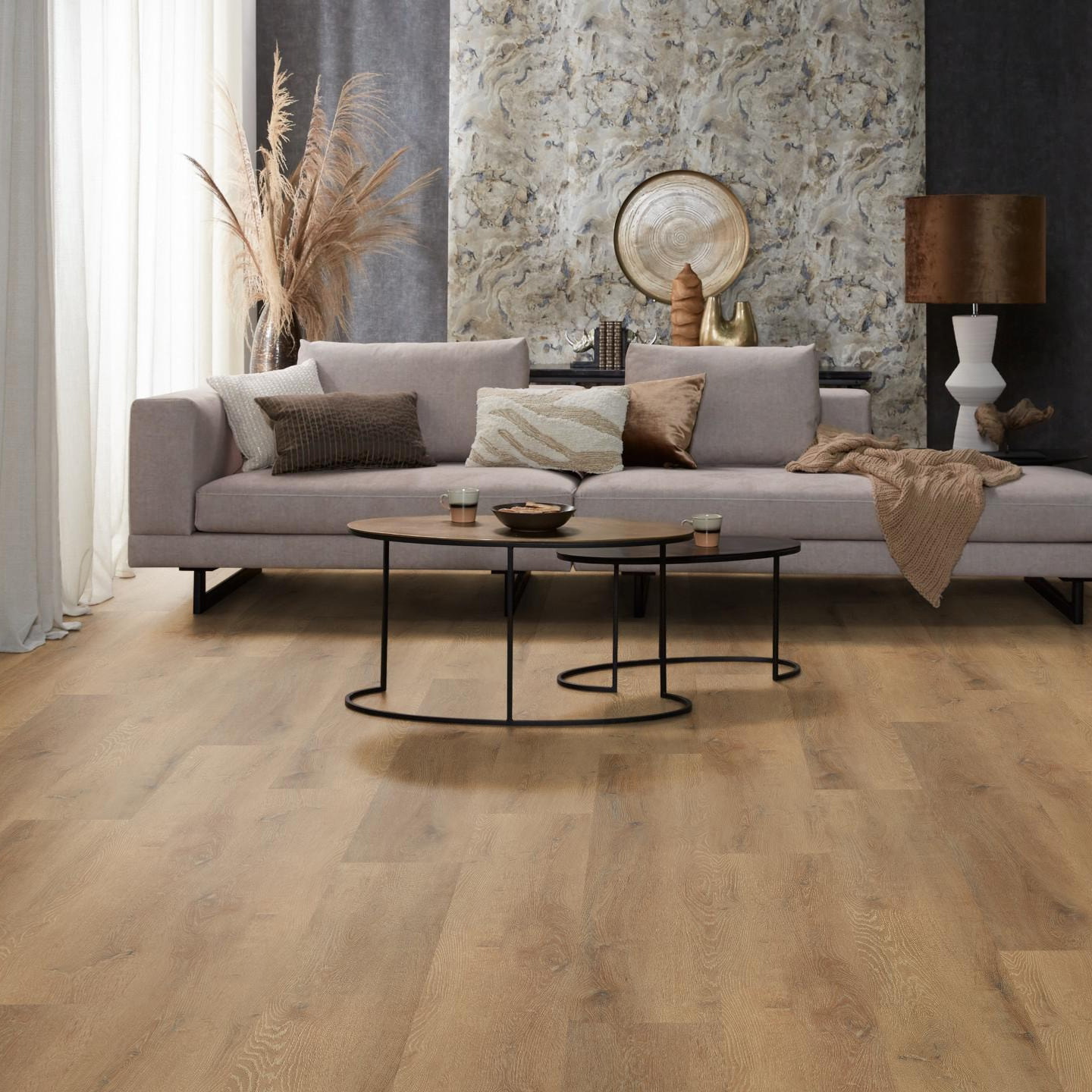Milieubild Modernes, freundliches Wohnzimmer mit Sofa und Wandtapete - nexflor NXF-20030-008