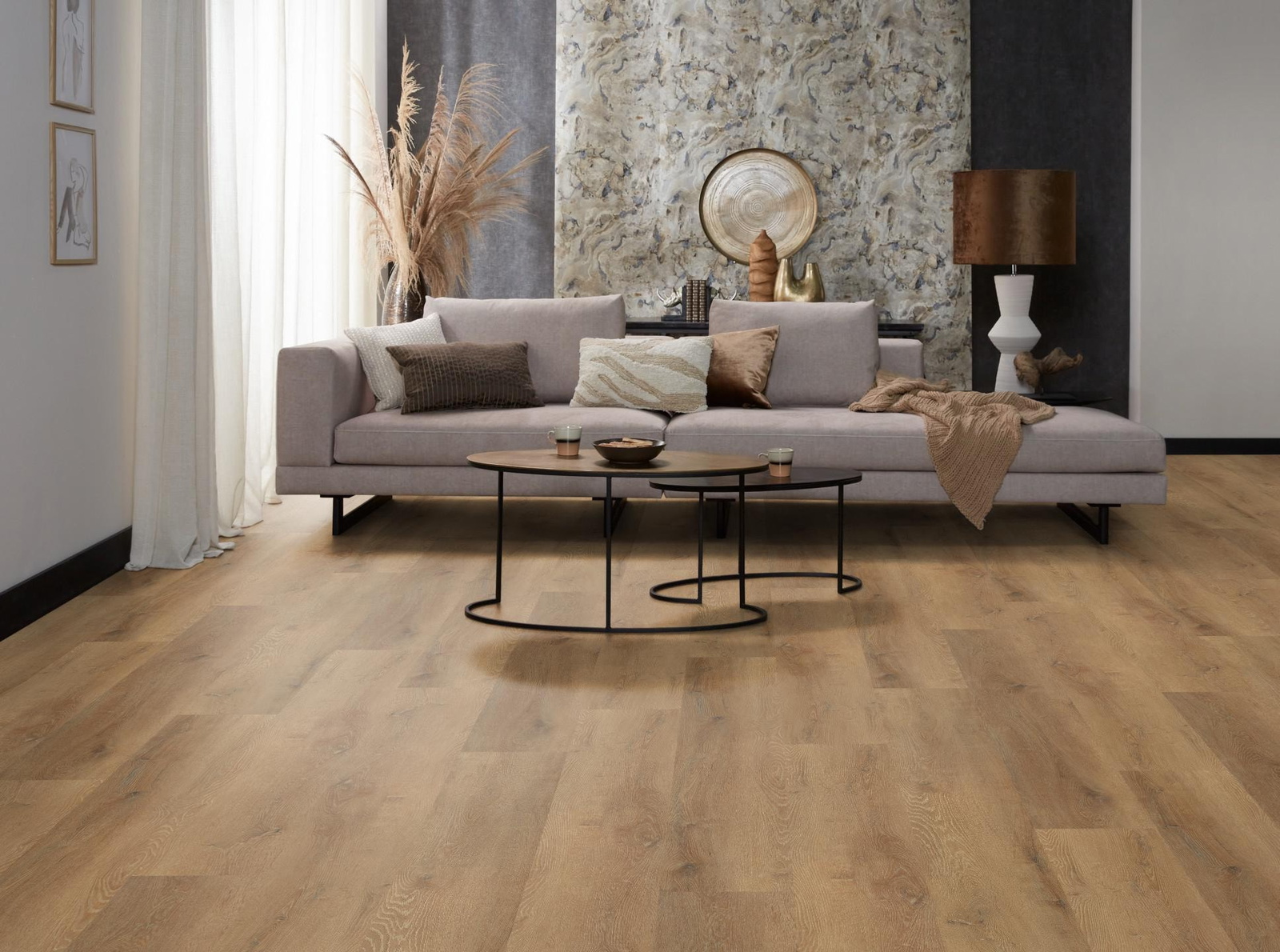 Milieubild Modernes, freundliches Wohnzimmer mit Sofa und Wandtapete - nexflor Rigid Klick-Vinyl Helios Click Collection Pylos Oak Milieubild Modernes, freundliches Wohnzimmer mit Sofa und Wandtapete - nexflor NXF-20030-008