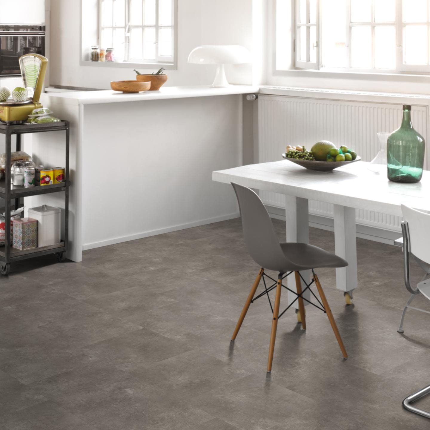 Milieubild Küche mit Essbereich - Parador Klebe-Vinyl Trendtime 5 Dryback Stein Trafalgar dunkelgrau Milieubild Küche mit Essbereich - Parador 1750860