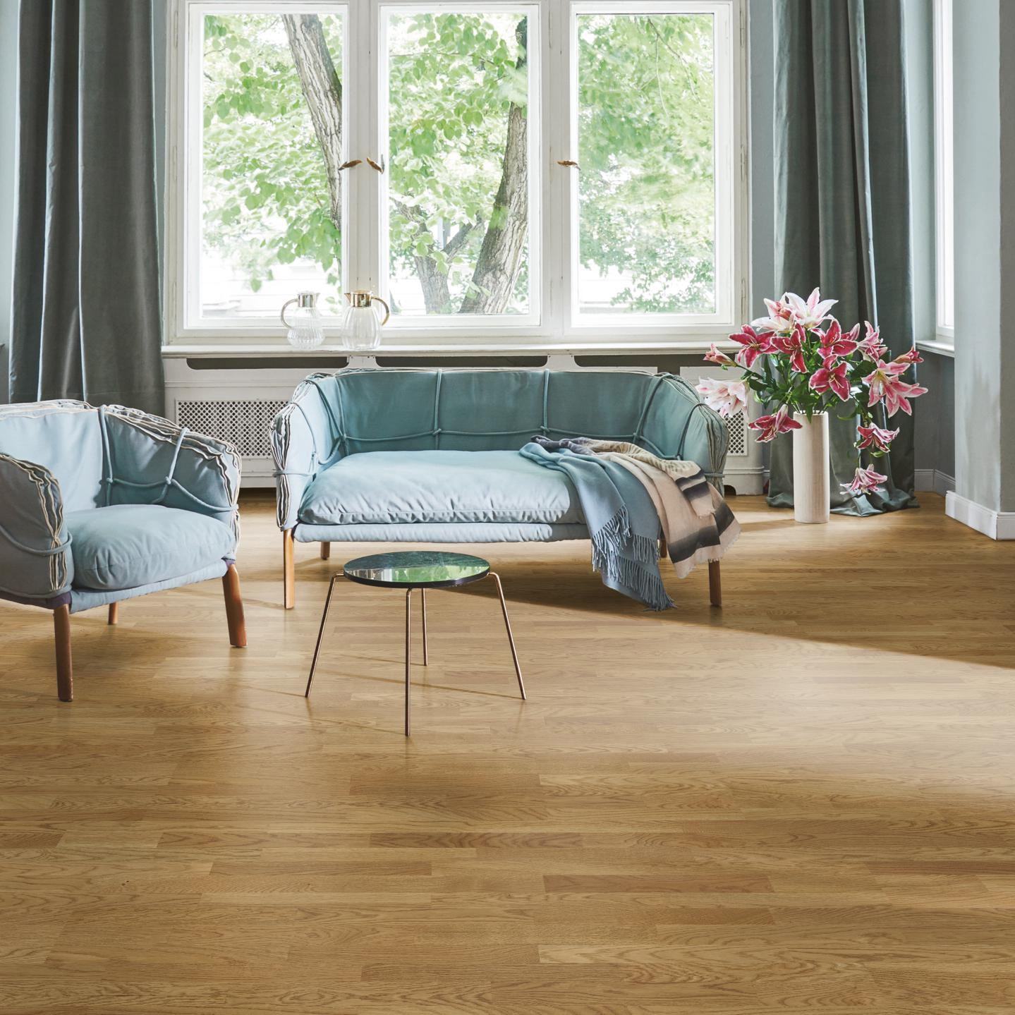 Milieubild Wohnzimmer in Stadtwohnung - Parador Parkett Basic 11-5 Eiche Malbec natur Milieubild Wohnzimmer in Stadtwohnung - Parador 1748911