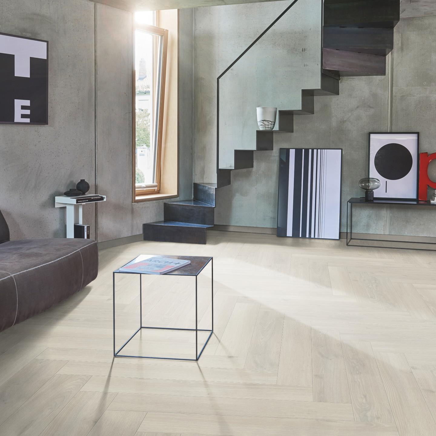 Milieubild Wohnzimmer im modernen Loft-Stil - Parador Laminat Trendtime 3 Eiche Skyline weiß Milieubild Wohnzimmer im modernen Loft-Stil - Parador 1747862