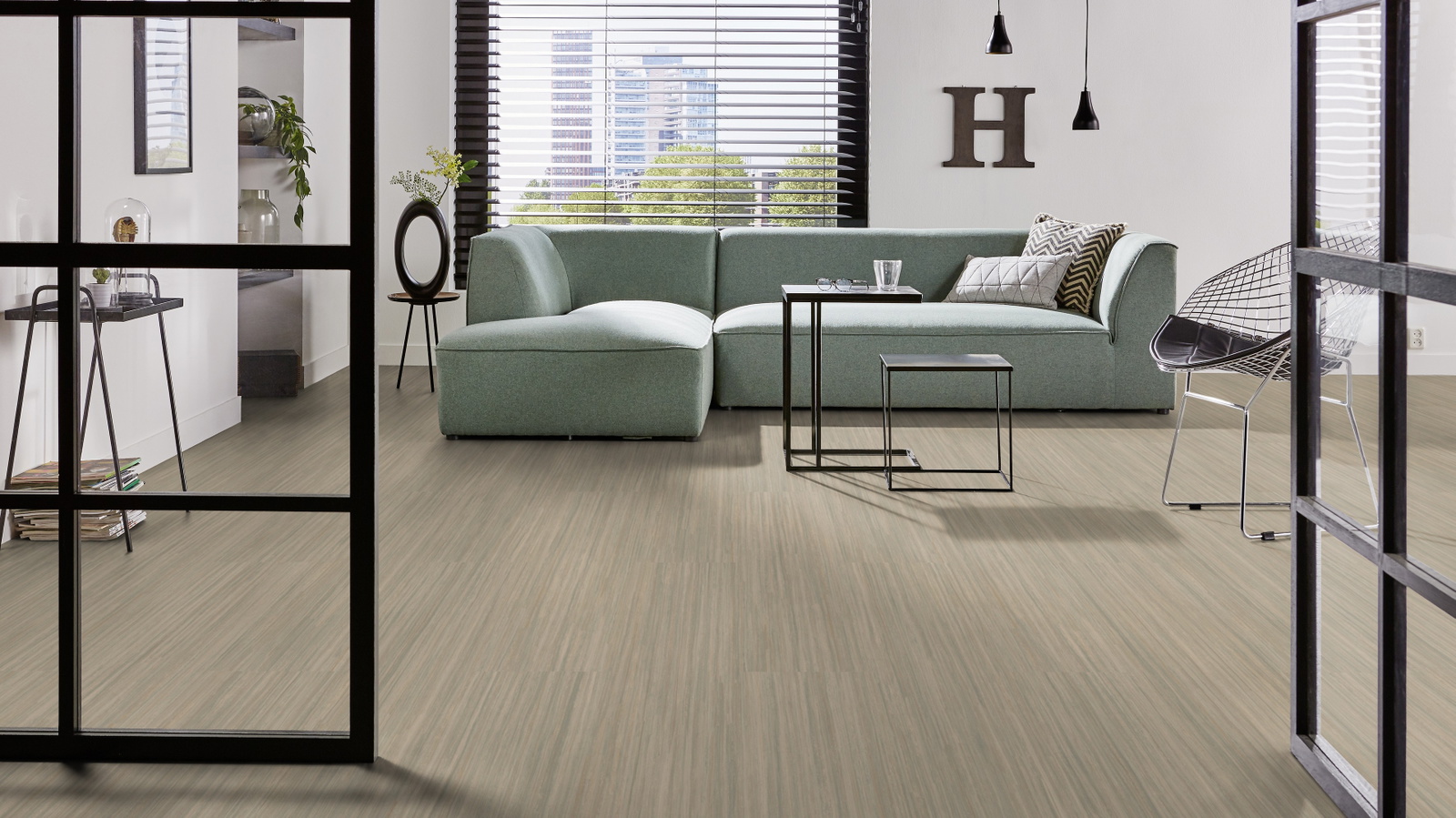 Milieubild Modernes Wohnzimmer mit mintgrünem Sofa - Forbo Flooring Marmoleum Modular Linear Bleached Gold Milieubild Modernes Wohnzimmer mit mintgrünem Sofa - Forbo Flooring 253741