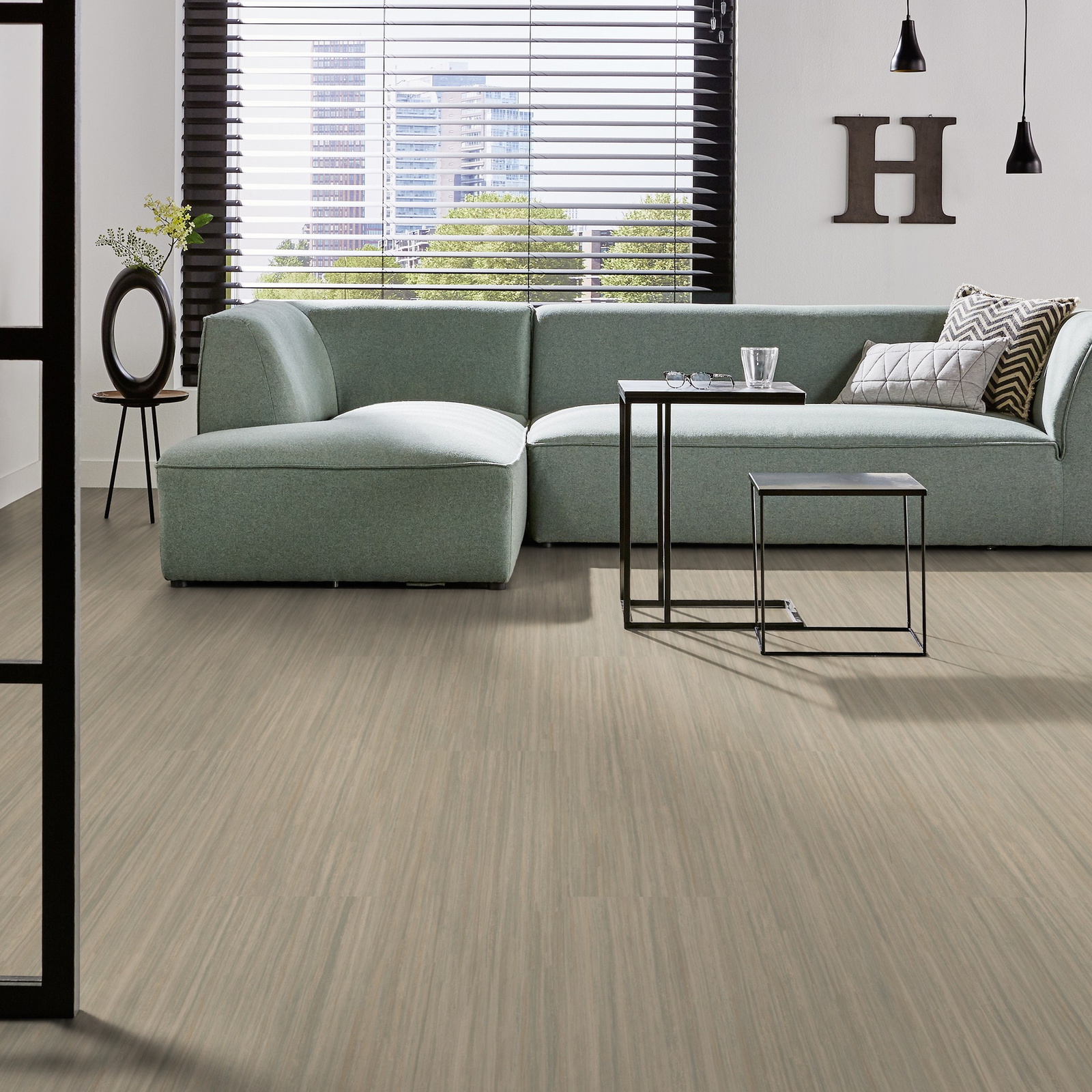 Milieubild Modernes Wohnzimmer mit mintgrünem Sofa - Forbo Flooring Marmoleum Modular Linear Bleached Gold Milieubild Modernes Wohnzimmer mit mintgrünem Sofa - Forbo Flooring 253741