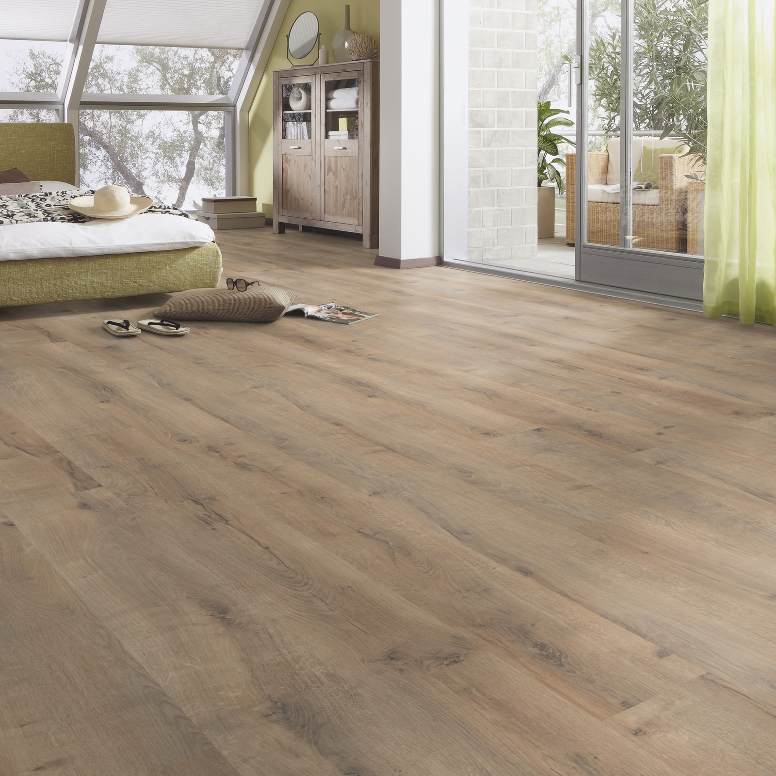 Milieubild Schlafzimmer im modernen Dachgeschoss - MEISTER Laminat LC 55 Risseiche Terra Milieubild Schlafzimmer im modernen Dachgeschoss - MEISTER 600012-1288198-06439