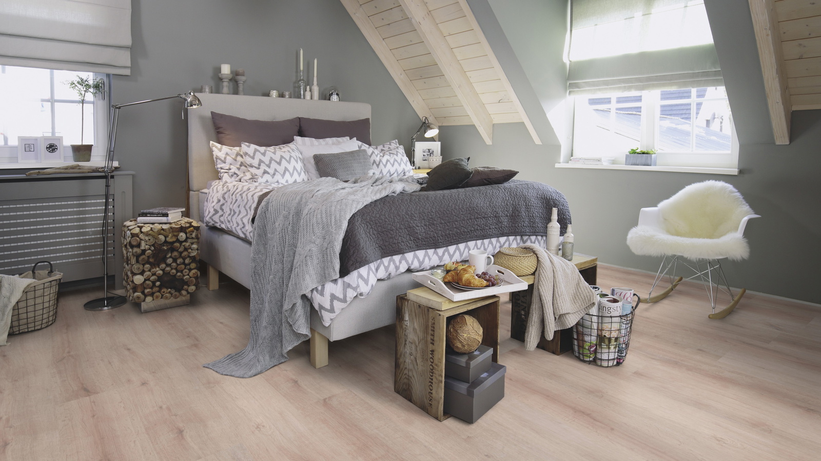 Milieubild Schlafzimmer im modernen Dachgeschoss - wineo MLP313R