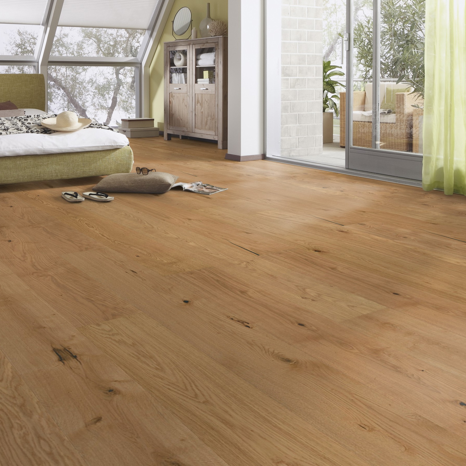 Milieubild Schlafzimmer im modernen Dachgeschoss - MEISTER Furnierboden HD 100 Natureflex Eiche authentic Milieubild Schlafzimmer im modernen Dachgeschoss - MEISTER 500139-2200210-20017