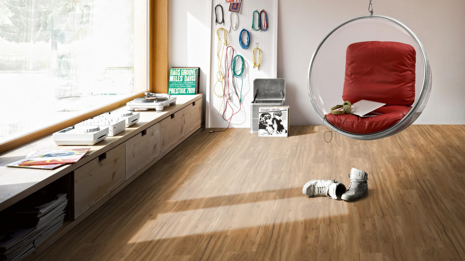 Milieubild Musikzimmer mit Plattenspieler - Parador Klebe-Vinyl Classic 2025 Eiche Memory natur Milieubild Musikzimmer mit Plattenspieler - Parador 1748871