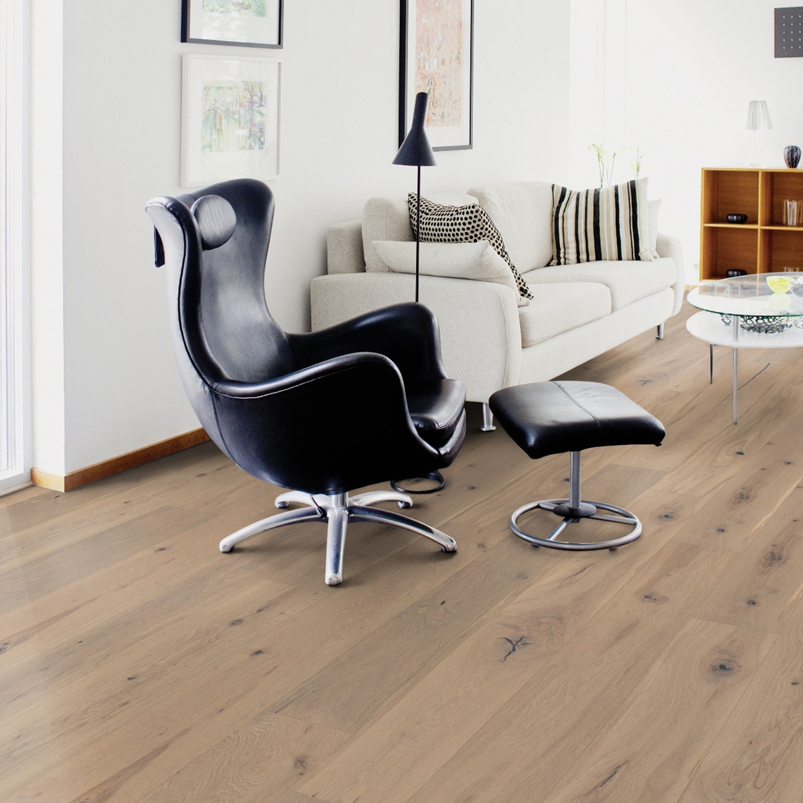 Milieubild Wohnzimmer mit Sessel und bodentiefem Fenster - Wicanders 82000875