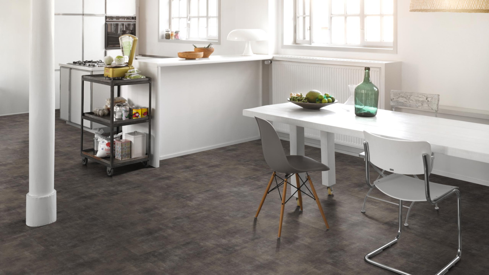 Milieubild Küche mit Essbereich - Parador Klebe-Vinyl Trendtime 5 Dryback Mineral black Milieubild Küche mit Essbereich - Parador 1750854