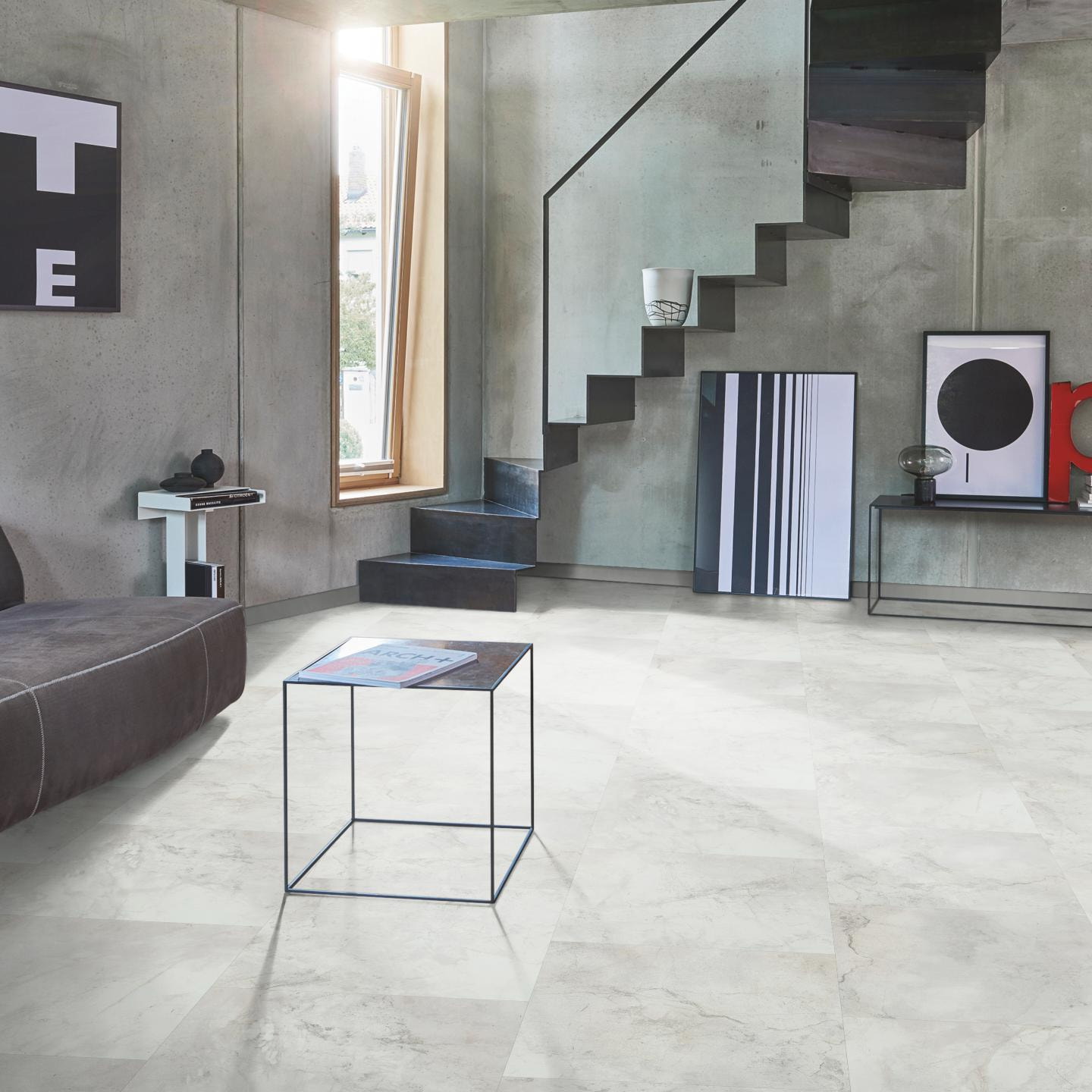 Milieubild Wohnzimmer im modernen Loft-Stil - Parador Klebe-Vinyl Trendtime 5 Dryback Marmor Abbey weiß Milieubild Wohnzimmer im modernen Loft-Stil - Parador 1750862