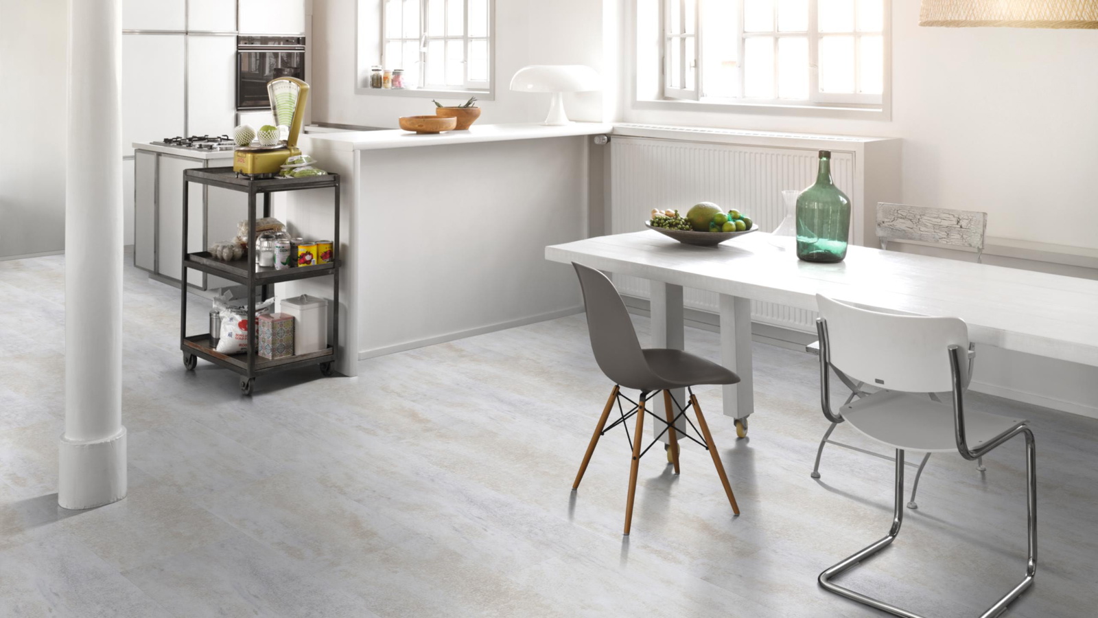 Milieubild Küche mit Essbereich - Parador Klebe-Vinyl Trendtime 5 Dryback Dolomit weiß Milieubild Küche mit Essbereich - Parador 1750856
