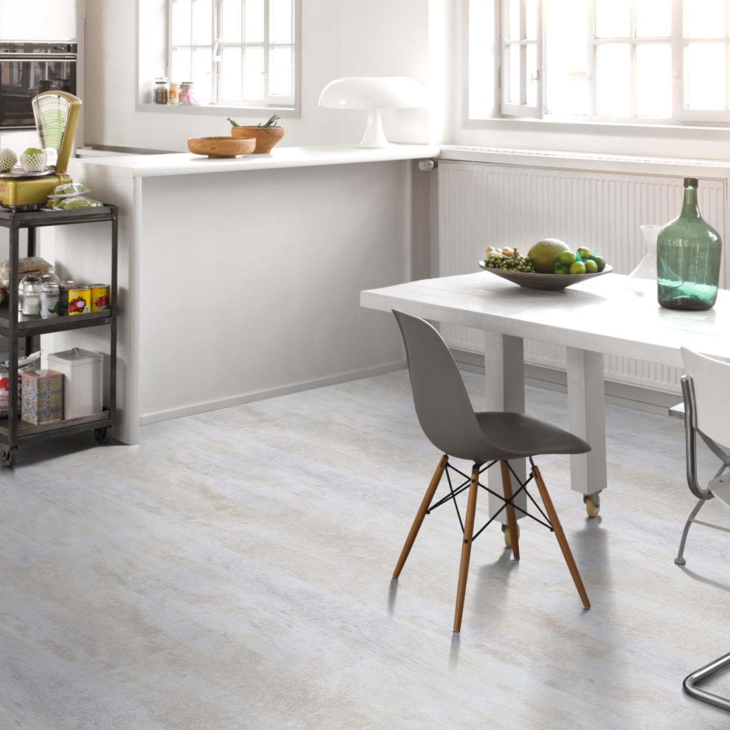 Milieubild Küche mit Essbereich - Parador Klebe-Vinyl Trendtime 5 Dryback Dolomit weiß Milieubild Küche mit Essbereich - Parador 1750856