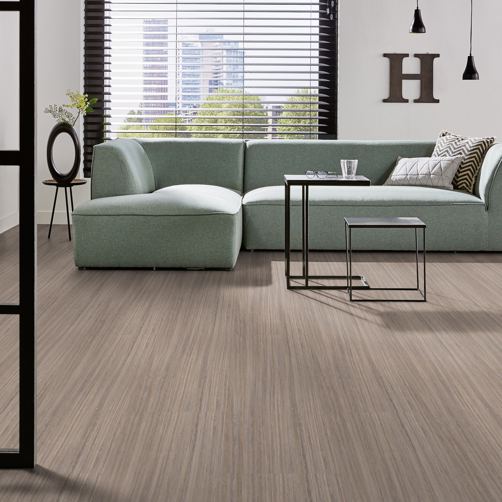 Milieubild Modernes Wohnzimmer mit mintgrünem Sofa - Forbo Flooring Marmoleum Click Trace Of Nature Milieubild Modernes Wohnzimmer mit mintgrünem Sofa - Forbo Flooring 176505