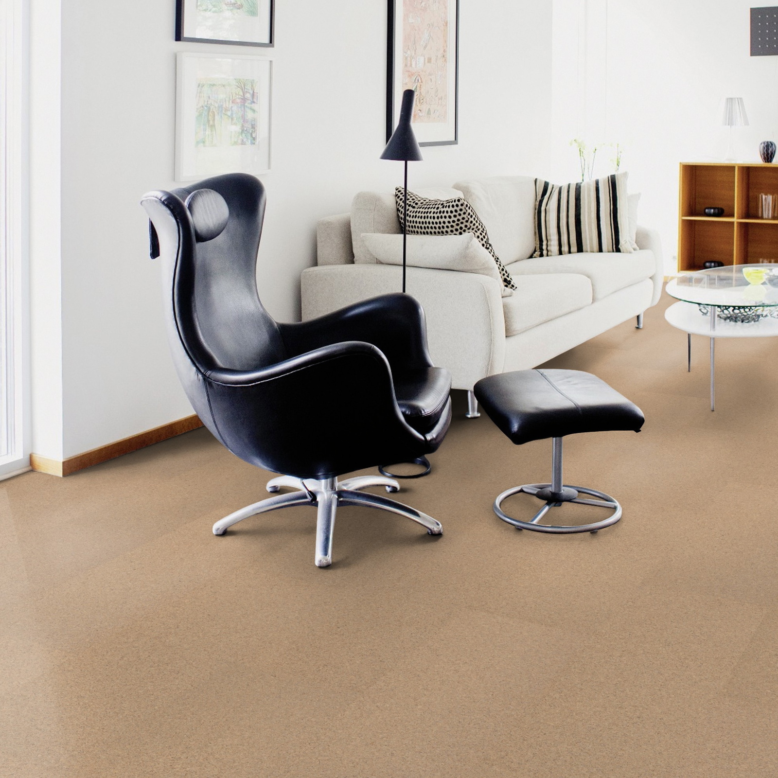 Milieubild Wohnzimmer mit Sessel und bodentiefem Fenster - Wicanders HDF Klick-Korkboden cork Go Sand Milieubild Wohnzimmer mit Sessel und bodentiefem Fenster - Wicanders 80002133