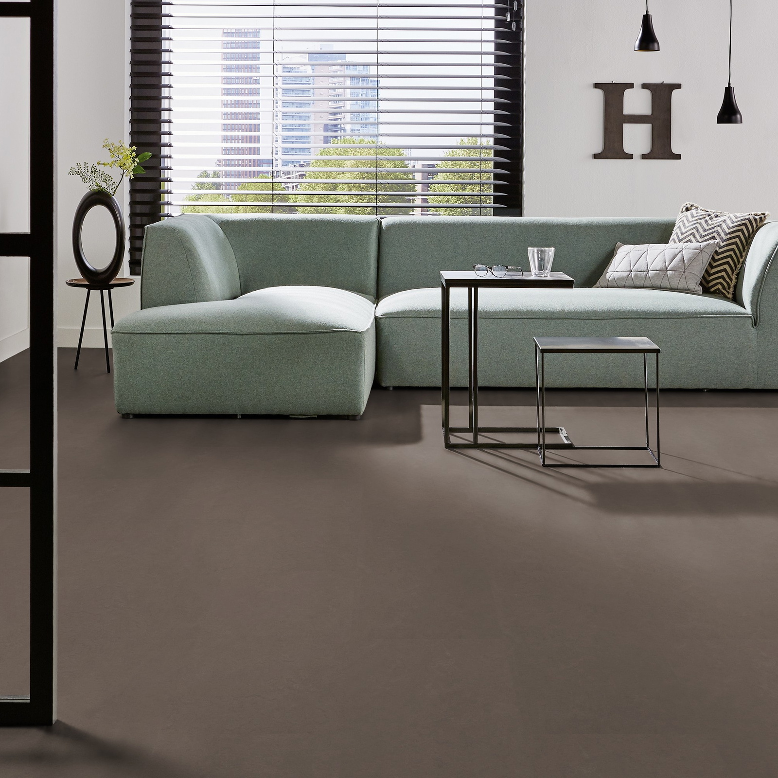 Milieubild Modernes Wohnzimmer mit mintgrünem Sofa - Forbo Flooring Marmoleum Click Delta Lace Milieubild Modernes Wohnzimmer mit mintgrünem Sofa - Forbo Flooring 176502