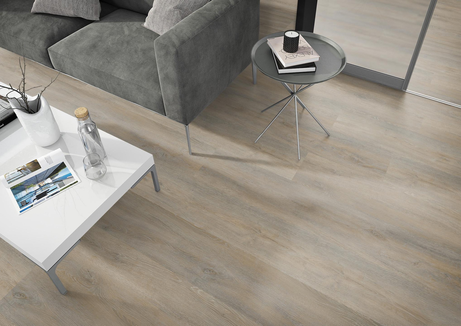 Milieubild Wohnzimmer - Sofa mit Beistelltisch und Glastür - nexflor Rigid Klick-Vinyl Helios Click Collection Alexandria Oak Milieubild Wohnzimmer - Sofa mit Beistelltisch und Glastür - nexflor NXF-20030-006