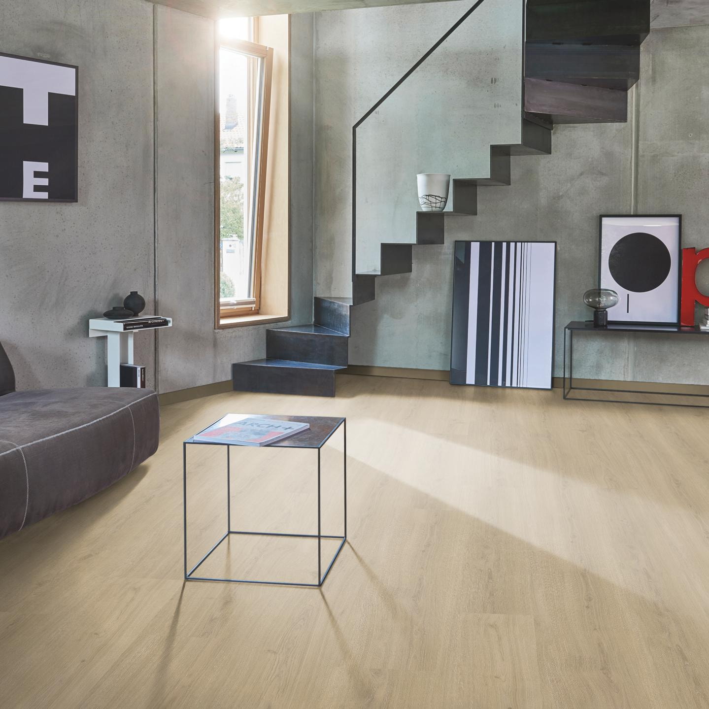 Milieubild Wohnzimmer im modernen Loft-Stil - Parador Klebe-Vinyl Basic 2.0 Eiche Regent beige Milieubild Wohnzimmer im modernen Loft-Stil - Parador 1748822