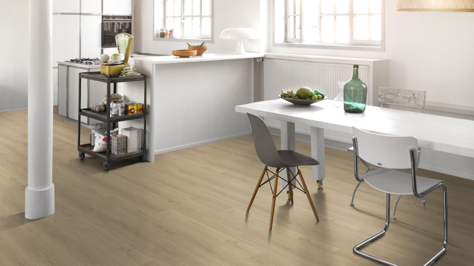 Milieubild Küche mit Essbereich - Parador Klebe-Vinyl Basic 2.0 Eiche Regent beige Milieubild Küche mit Essbereich - Parador 1748822