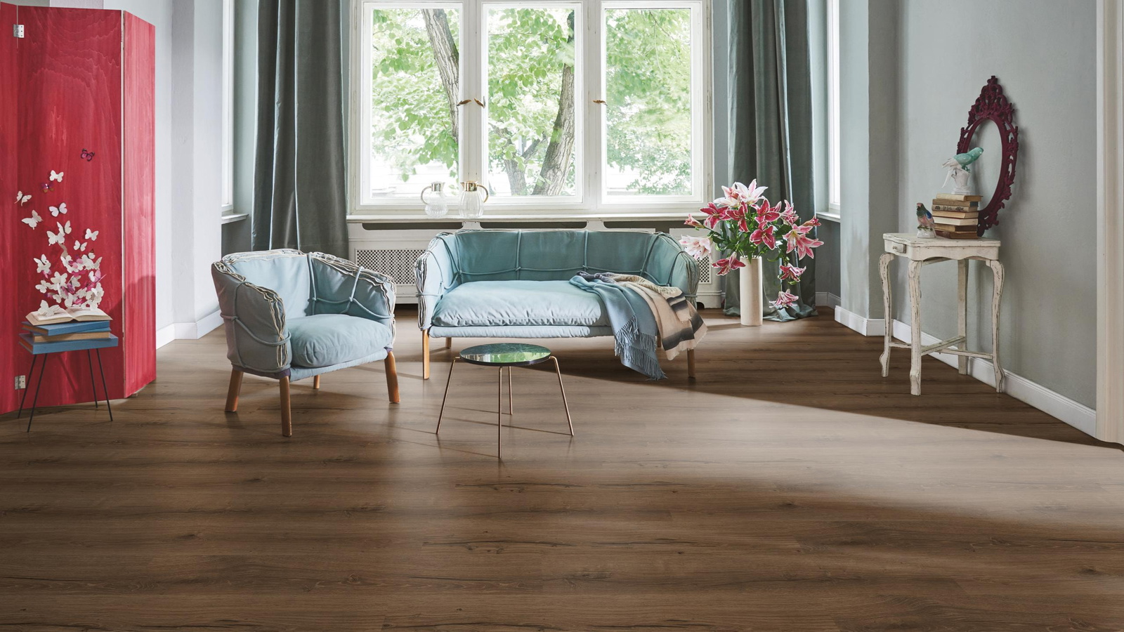 Milieubild Wohnzimmer in Stadtwohnung - Parador Klebe-Vinyl Basic 2.0 Eiche Cambridge geräuchert Milieubild Wohnzimmer in Stadtwohnung - Parador 1748821