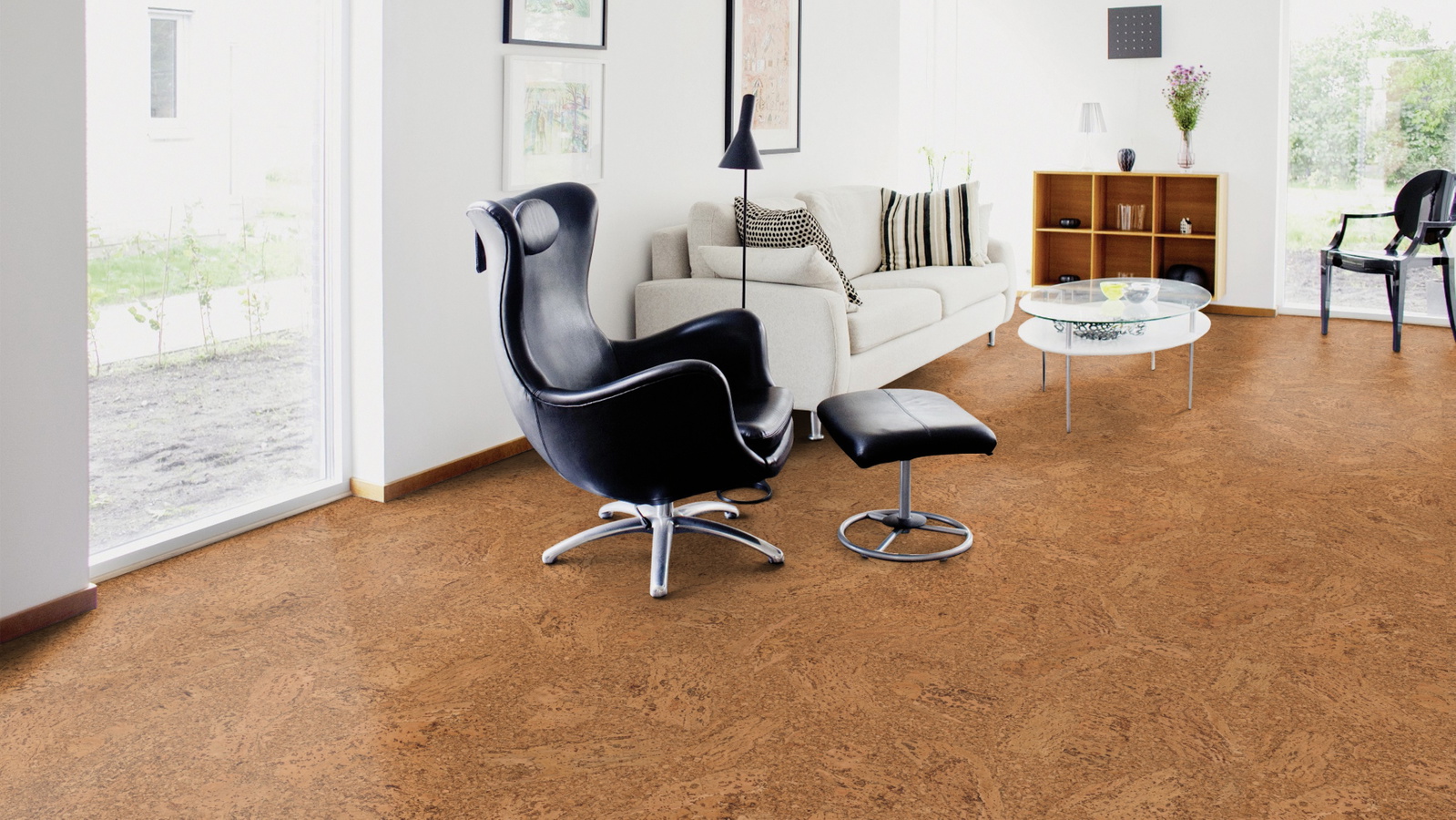Milieubild Wohnzimmer mit Sessel und bodentiefem Fenster - Wicanders HDF Klick-Korkboden cork Essence Originals Accent Milieubild Wohnzimmer mit Sessel und bodentiefem Fenster - Wicanders 80002243