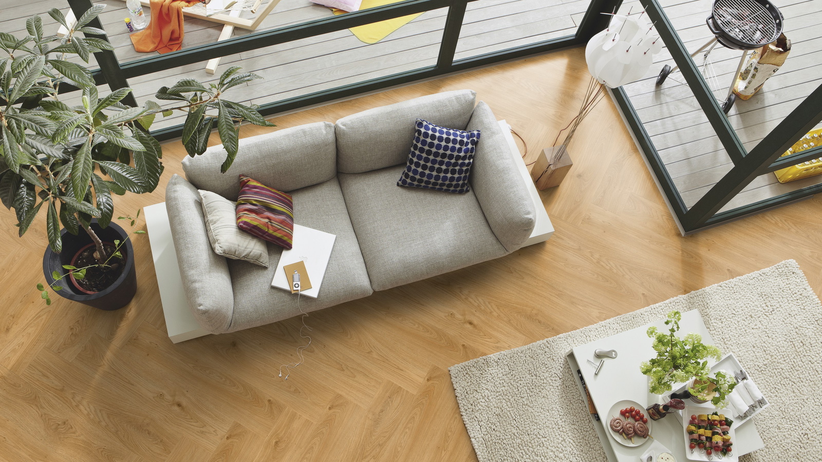 Milieubild Wohnzimmer im Wintergarten - Blick von oben - MEISTER Laminat LS 350 Ufereiche honig Milieubild Wohnzimmer im Wintergarten - Blick von oben - MEISTER 600001-0840168-07127