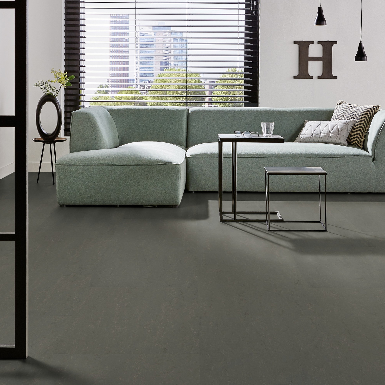 Milieubild Modernes Wohnzimmer mit mintgrünem Sofa - Forbo Flooring Marmoleum Modular Neutral Meteorite Milieubild Modernes Wohnzimmer mit mintgrünem Sofa - Forbo Flooring 255287